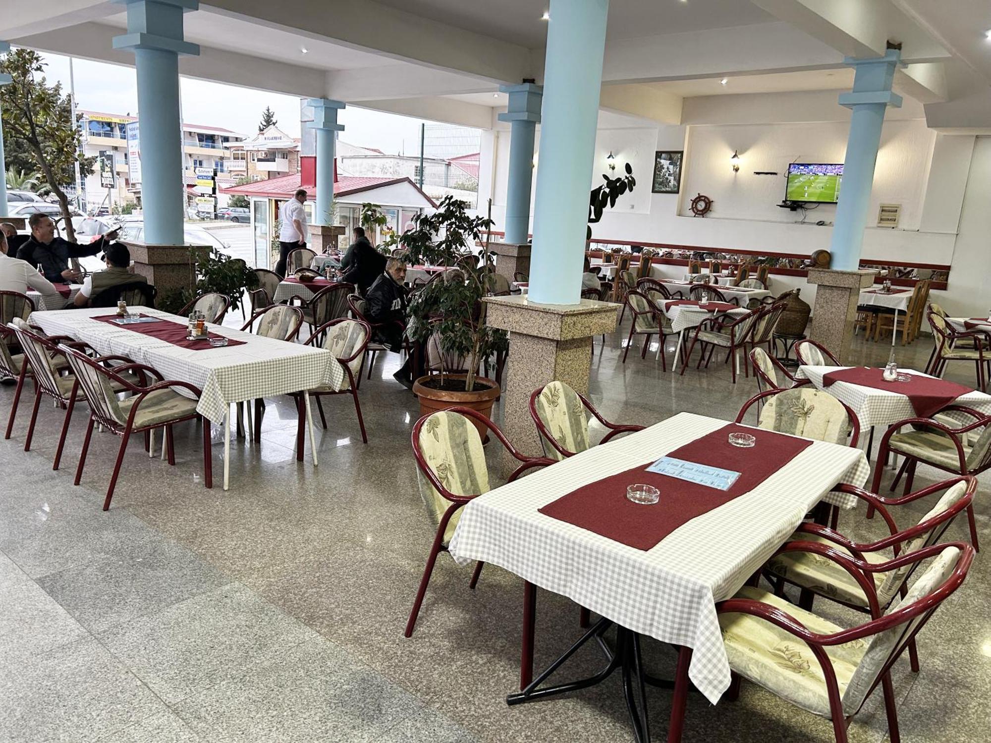 Restaurant & Apartments Jug Сутоморе Екстериор снимка