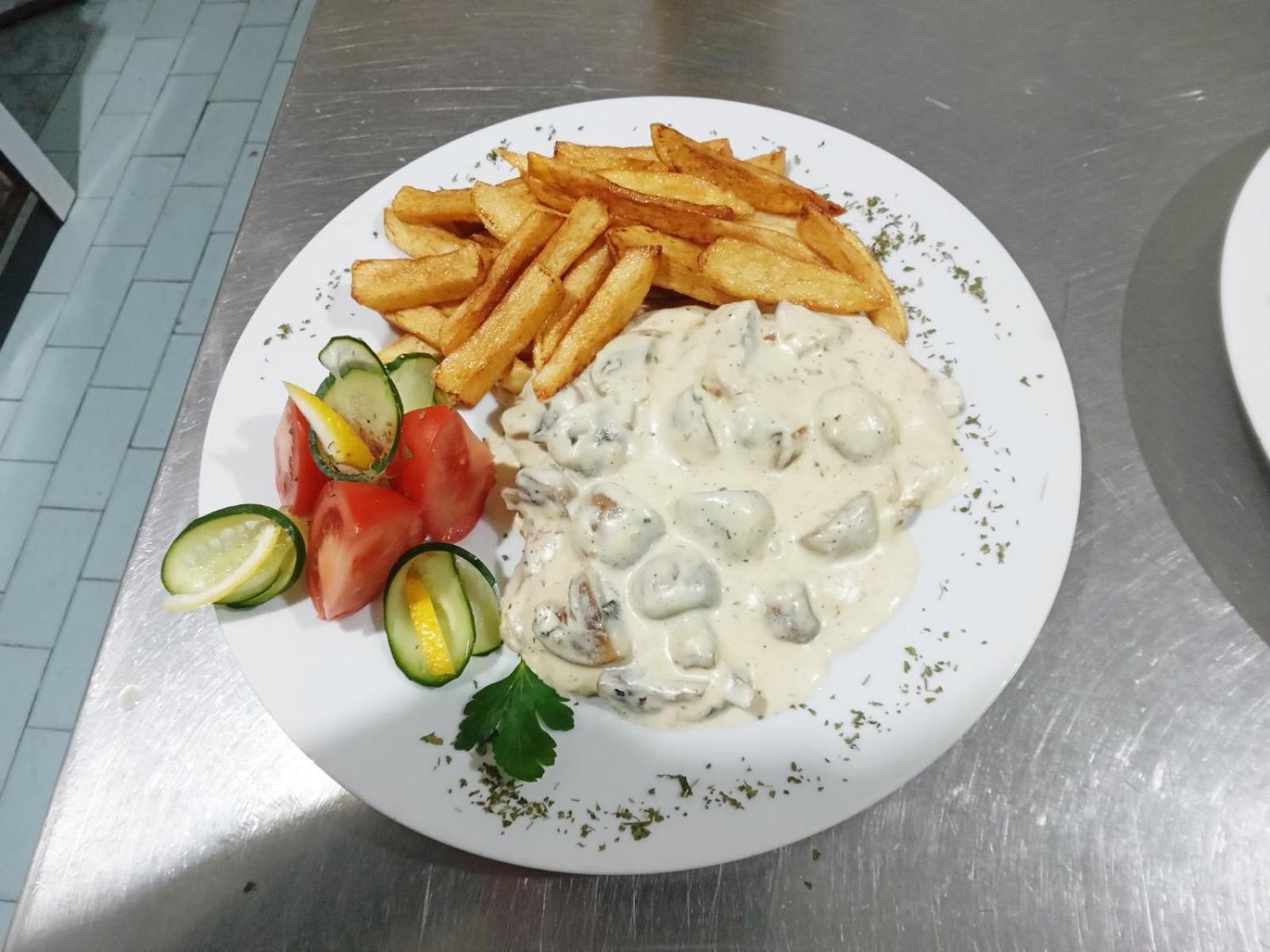 Restaurant & Apartments Jug Сутоморе Екстериор снимка